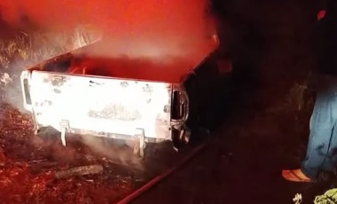 Saveiro furtada é encontrada destruída pelo fogo