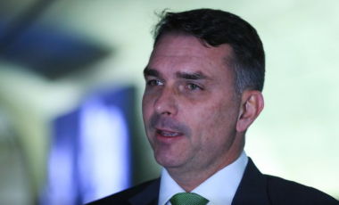 Flávio Bolsonaro declara apoio ao fim da escala 6x1