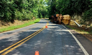 Carreta carregada com ração tomba em curva na PR-281