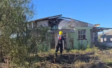 Bombeiros combatem princípio de incêndio em residência desabitada