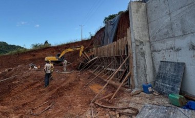 Trabalhadores são soterrados em obra e um fica em estado grave em SC