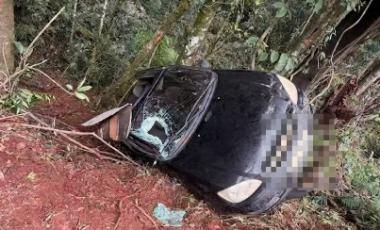 Carro capota na SC-283 e mobiliza bombeiros e Samu