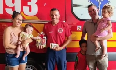 Bebê de 4 meses é salvo após engasgamento e família agradece bombeiros