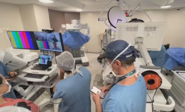 Médico brasileiro na China opera paciente em Porto Alegre com robô