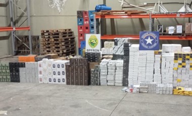 BPFRON e Polícia Federal apreendem carga milionária de eletrônicos, vinhos e perfumes