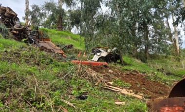 Caminhão sai da pista e tomba em ribanceira na SC-154