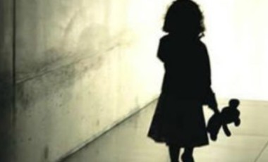 Homem tenta vender a própria filha em ponto de tráfico e mãe é esfaqueada ao tentar resgatar a criança