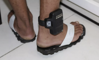 Câmara aprova tornozeleira para agressores e mulheres terão rastreador