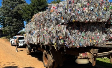PM flagra contrabando de recicláveis e apreende caminhão e carga avaliados em R$ 70 mil