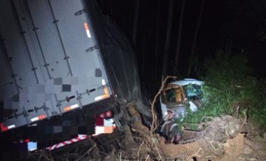 Motorista fica ferido após saída de pista com carreta na BR-280