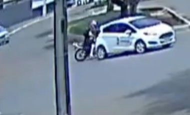 Colisão lateral entre carro e motocicleta é registrada na Av. Paraná