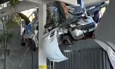 Caminhão desgovernado colide com carro estacionado e danifica prédio em Chapecó