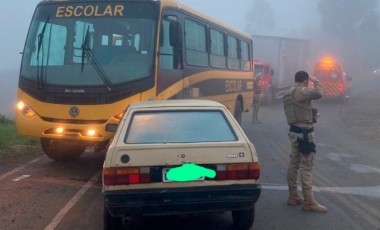 Colisão entre carro e ônibus escolar deixa um ferido