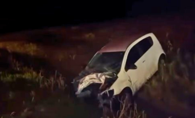 Homem sofre ferimentos graves ao bater automóvel na traseira de trator na PR-180