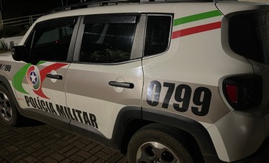 Motorista embriagado foge após bater em três carros estacionados e acaba preso