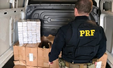 PRF apreende 12,5 mil maços de cigarros contrabandeados e R$ 88 mil em abordagem