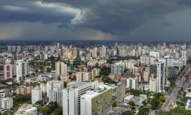 Após semana de calor intenso, 2026 chega com chuva e temperaturas mais amenas