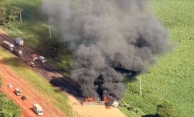 Caminhão pega fogo após colisão e interdita BR-277 por duas horas