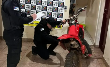 Moto é apreendida após adolescente ser flagrado dando “pipocos” no escapamento