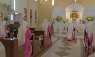 Freiras vivem em clausura permanente e dedicam a vida à oração no único convento da congregação no Brasil
