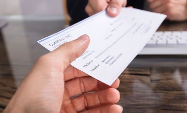Zeladora encontra cheque de R$ 36 mil e devolve ao proprietário