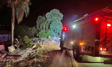 Carreta sai da pista após falha nos freios e motorista fica ferido na SC-161