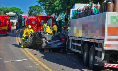 Homem morre após violenta colisão entre carro e caminhões na BR-282