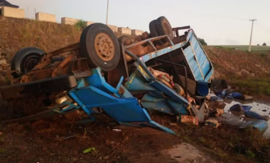 Duas pessoas morrem após caminhão carregado com carvão tombar no Paraná