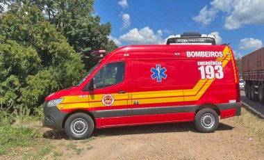 Motociclista fica ferido após colisão frontal com carro