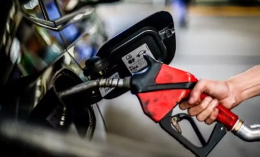 Gasolina varia até R$ 1,60 entre cidades, aponta ANP