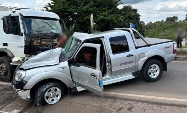 Casal de idosos fica ferido em colisão entre caminhonete e caminhão na BR-163