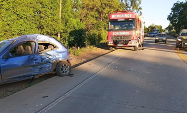 Duas pessoas ficam feridas após colisão entre carro e carreta na BR-163