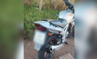 Jovem motociclista fica ferido após colisão com caminhonete