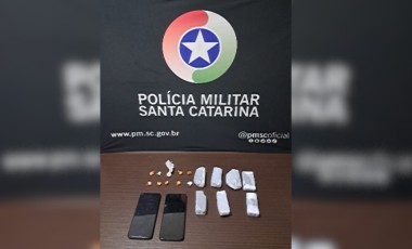 Duas pessoas recebem voz de prisão em ação policial que localizou drogas em residência