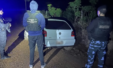 Polícia recupera carro e celulares roubados após cerco policial