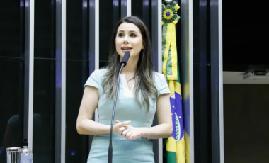 Deputada Carol de Toni sofre queda ao fugir de cachorro e passa por cirurgia