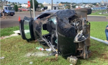 Mãe e filho ficam feridos em saída de pista seguida de colisão em poste na BR-282