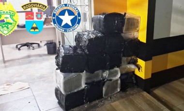 Van com carga de eletrônicos escondia mais de 300 quilos de maconha na PR-182