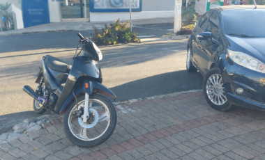 Colisão entre moto e carro deixa argentina ferida no Centro