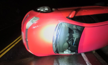 Carro tomba em rodovia e adolescente fica ferida; droga é encontrada no veículo