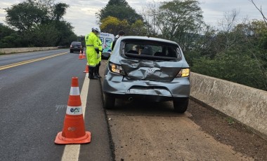 Colisão entre carro e caminhão deixa mulher ferida