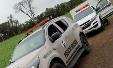 Suspeito morre em confronto com a PM após roubo de veículo no Oeste de SC