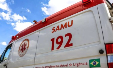Motociclista sem capacete tenta fugir da PM, mas acaba caindo