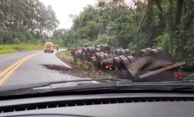 Carreta bitrem carregada com adubo sai da pista e tomba na BR-163 em Santo Antônio do Sudoeste