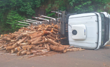 Caminhão carregado com madeira tomba após ficar sem freios na SC-161, em Flor do Sertão