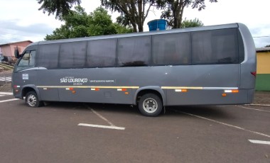 Confusão em campo termina com denúncia de racismo, dano a ônibus e ameaças