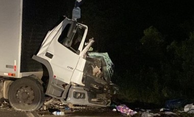 Motorista morre e três pessoas ficam feridas em colisão entre caminhões na BR-282