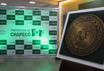 Chapecoense e Prefeitura de Chapecó recebem obra de arte em homenagem às vítimas do acidente de 2016