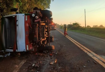 Caminhão tomba na PRC-158 e motorista fica ferido