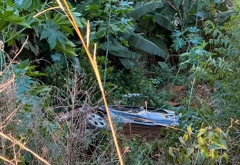 Motorista sai ileso após carro despencar de ribanceira no interior